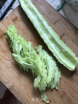 干煸苦瓜的做法步骤：1