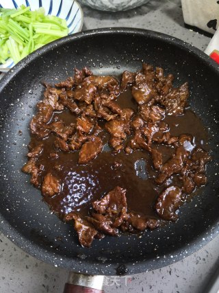 芹菜炒牛肉的做法步骤：5
