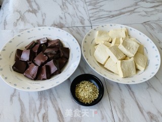 火麻仁鸭血烧豆腐的做法步骤：1