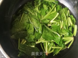 菠菜炒豆腐皮的做法步骤：2