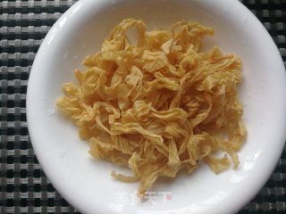 菠菜炒豆腐皮的做法步骤：3