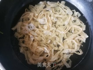 菠菜炒豆腐皮的做法步骤：4