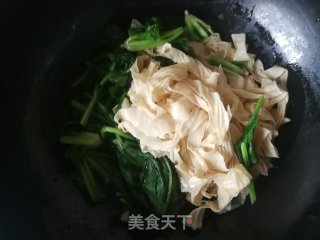 菠菜炒豆腐皮的做法步骤：6