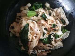 菠菜炒豆腐皮的做法步骤：7