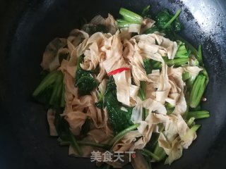 菠菜炒豆腐皮的做法步骤：8