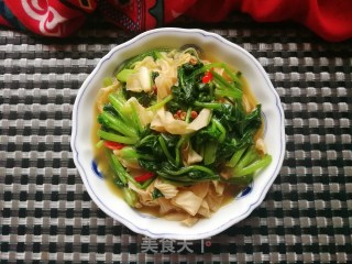 菠菜炒豆腐皮的做法步骤：9