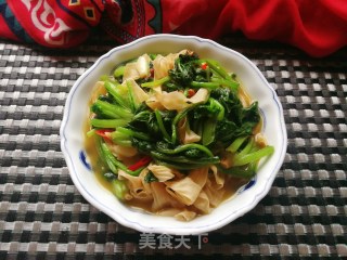 菠菜炒豆腐皮的做法步骤：10