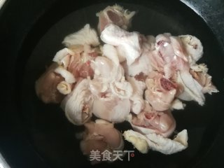 糯玉米板栗炖鸡腿的做法步骤：2