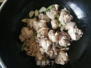糯玉米板栗炖鸡腿的做法步骤：9