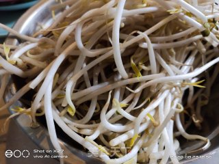 香菇肉末豆芽煮面的做法步骤：1