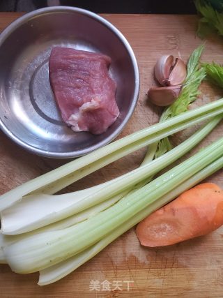 西芹拼牛肉的做法步骤：1