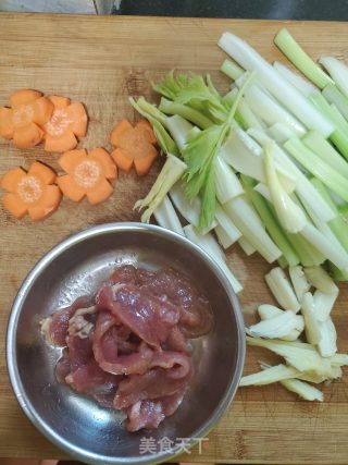 西芹拼牛肉的做法步骤：2