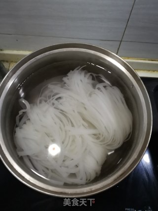 肉丝汤河粉的做法步骤：1