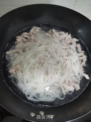 肉丝汤河粉的做法步骤：3