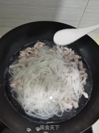 肉丝汤河粉的做法步骤：4
