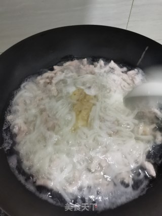 肉丝汤河粉的做法步骤：5