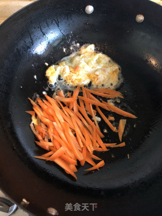 胡萝卜苦瓜蛋炒饭的做法步骤：2