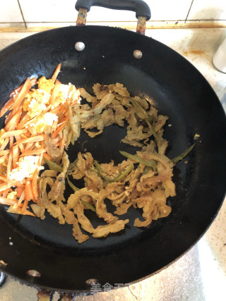 胡萝卜苦瓜蛋炒饭的做法步骤：3
