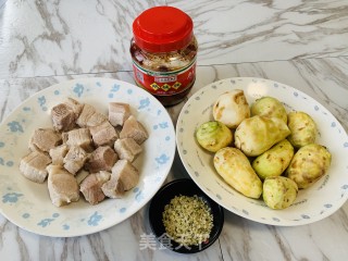 火麻仁芋儿红烧肉的做法步骤：1