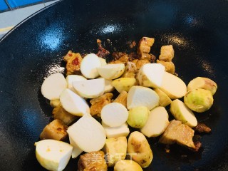 火麻仁芋儿红烧肉的做法步骤：4
