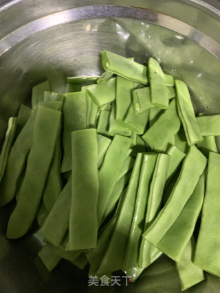 家常烧豆角的做法步骤：1