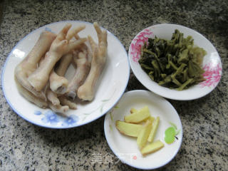 咸菜鸡爪的做法步骤：1