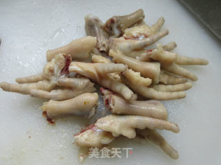 咸菜鸡爪的做法步骤：2