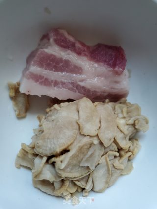 五花肉炒干萝卜片的做法步骤：1
