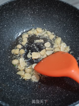 海鲜酱烧黄骨鱼的做法步骤：1