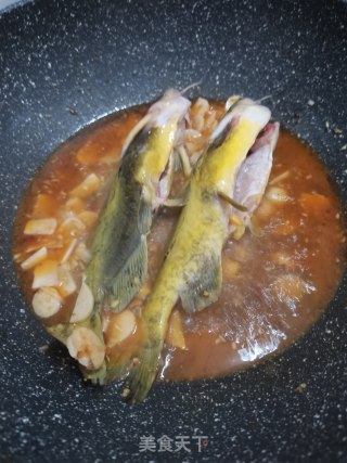 海鲜酱烧黄骨鱼的做法步骤：4