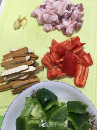 五花肉炒青红椒的做法步骤：1