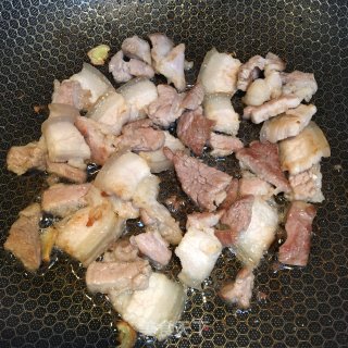 五花肉炒青红椒的做法步骤：2
