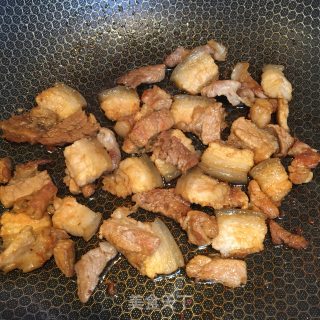 五花肉炒青红椒的做法步骤：3