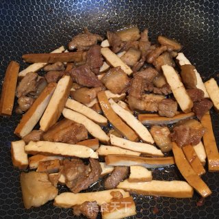 五花肉炒青红椒的做法步骤：4