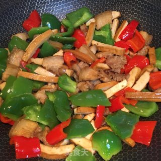五花肉炒青红椒的做法步骤：5