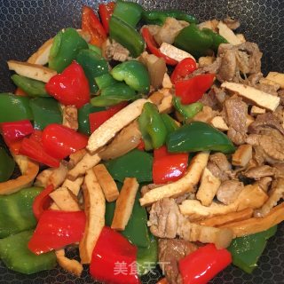 五花肉炒青红椒的做法步骤：6