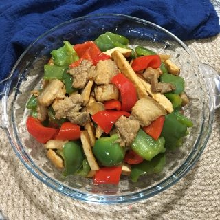 五花肉炒青红椒的做法步骤：7