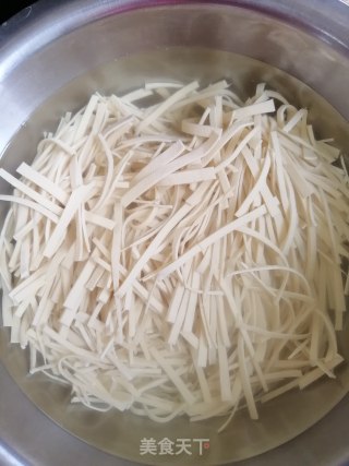 猪头肉拌豆皮的做法步骤：1