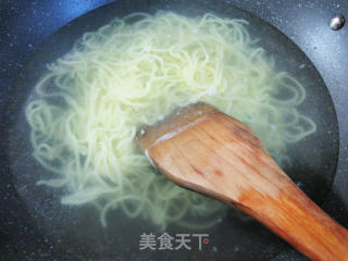 空心菜梗炒车仔面的做法步骤：2