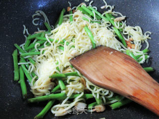 空心菜梗炒车仔面的做法步骤：6