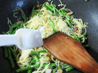 空心菜梗炒车仔面的做法步骤：8