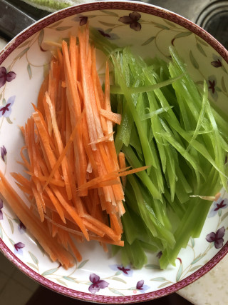 凉拌双色素丝的做法步骤：3