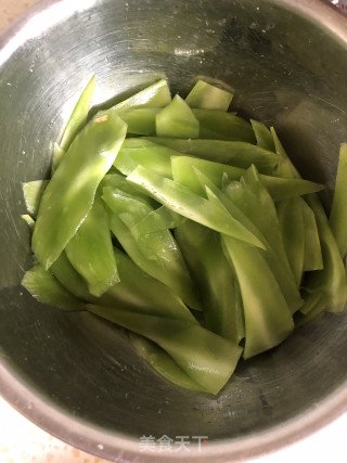 红肠炒莴笋的做法步骤：1