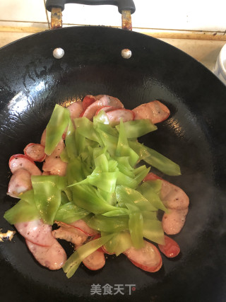红肠炒莴笋的做法步骤：4