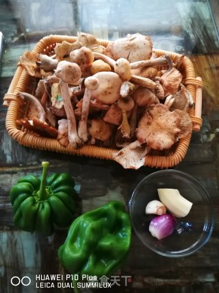 野山菌炒青椒的做法步骤：1