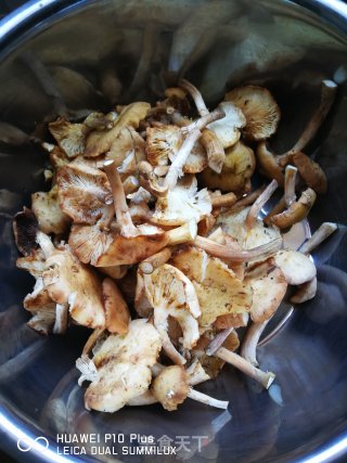 野山菌炒青椒的做法步骤：2