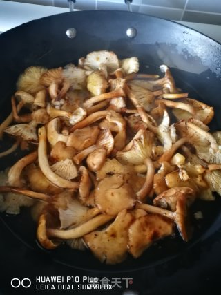 野山菌炒青椒的做法步骤：3