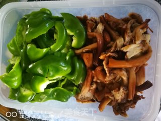 野山菌炒青椒的做法步骤：6