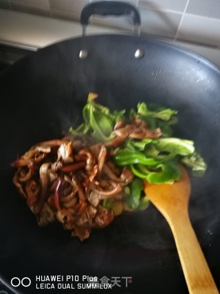 野山菌炒青椒的做法步骤：7