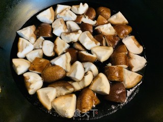 火麻仁蒜烧香菇的做法步骤：3